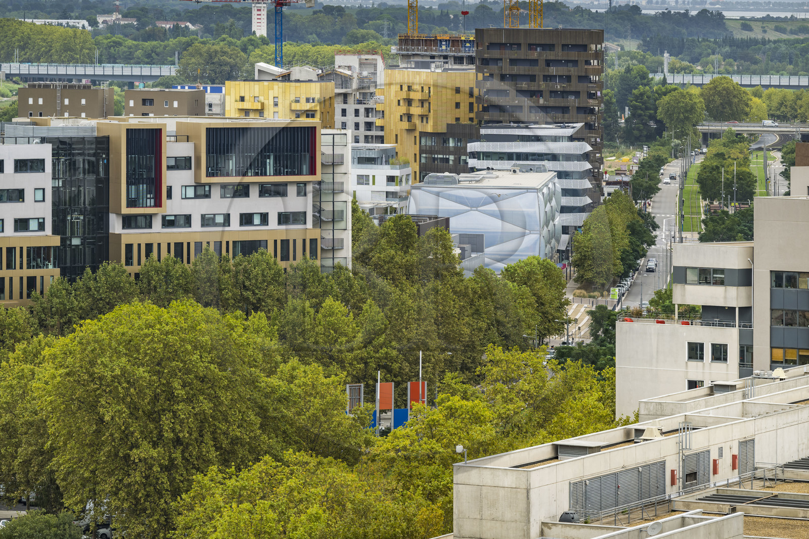 France, Hérault (34), Montpellier,  quartier de Port Marianne, immeubles bordant l'avenue Raymond Dugrand dont le Nuage réalisation du créateur Philippe Starck