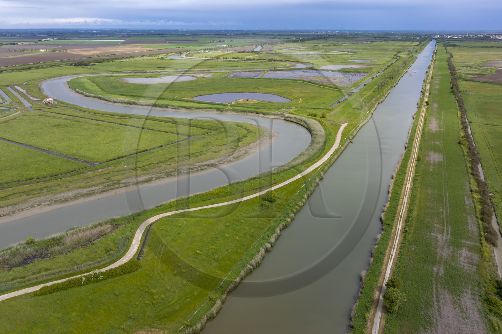 France, Charente-Maritime (17), Parc Interrégional du Marais Poitevin labellisé Grand Site de France, Charron, le Marais de Landelène entre l'embouchure de la Sèvre Niortaise et le canal maritime de Marans à la mer (vue aérienne)