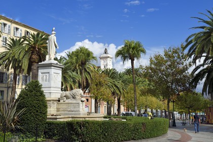 France, Corse-du-Sud (2A), Ajaccio, place du Maréchal Foch (Place des Palmiers), la statue de Napoléon Bonaparte en consul romain oeuvre du sculpteur Massimiliano Laboureur