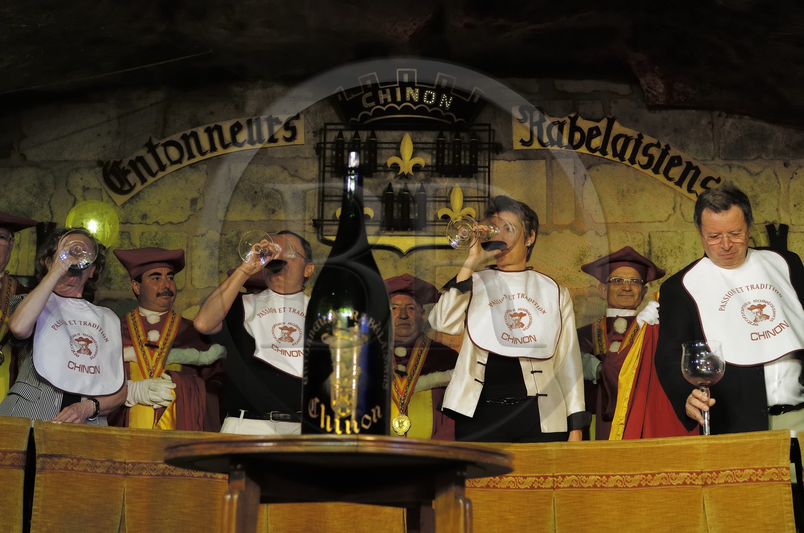 France, Indre et Loire (37), Chinon, les Caves Painctes, confrérie des bons entonneurs rabelaisiens lors du Chapitre de la Fleur
