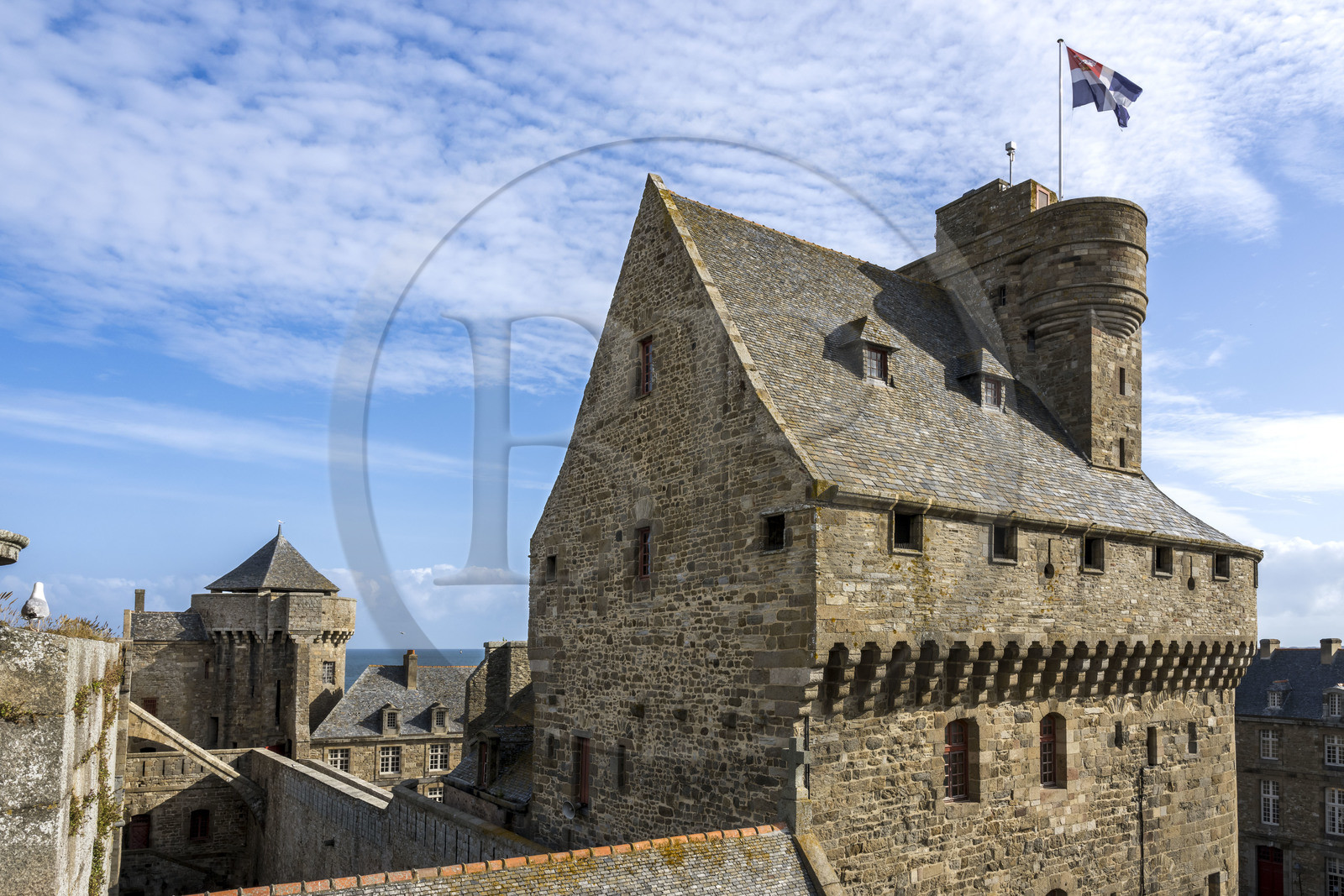 France, Ille-et-Vilaine (35), Côte d'Emeraude, Saint-Malo, le chateau de Saint-Malo (XVème siècle) qui abrite l'Hotel de Ville et le Grand Donjon sur lequel flotte le drapeau de la ville