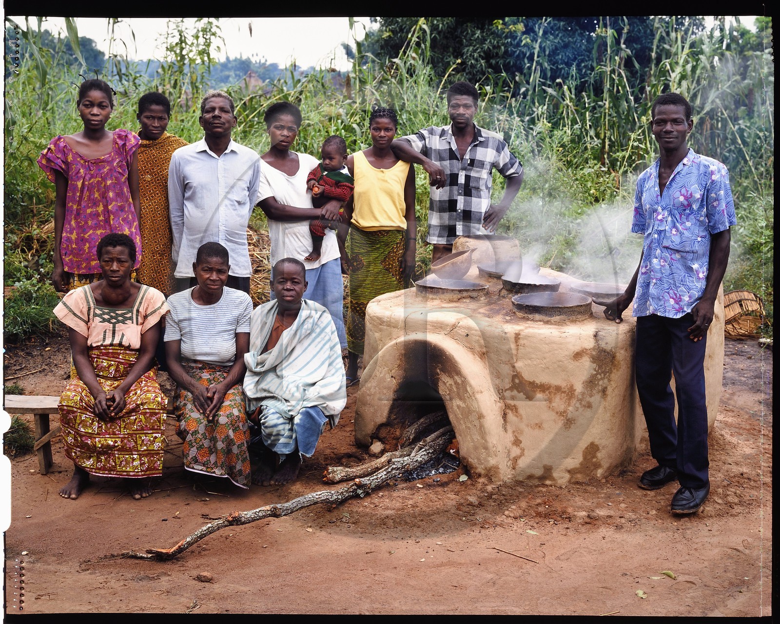 Burkina Faso, province de Poni, pays des Lobi, Loropéni, fabrication de la bière traditionnelle de Sorgho par les dolotières (ici les épouses de Celestin Kambou), foyer où est mis à bouillir la boisson qui deviendra du le dolo aussi appellé tchapalo