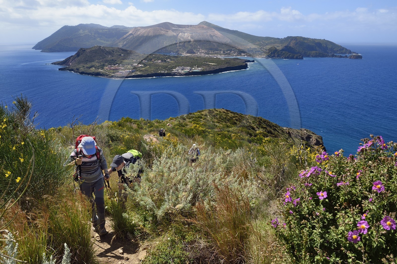 Italie, Sicile, iles Eoliennes, classées Patrimoine Mondial de l'UNESCO, Ile de Lipari, randonneurs sur le sentier cotier et l'Ile de Vulcano en arrière plan