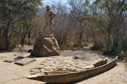 Zimbabwe, province de Matabeleland septentrional, fleuve Zambèze, les Chutes Victoria, classées Patrimoine Mondial de l'UNESCO, statue de l'explorateur Livingstone