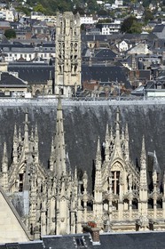France, Seine-Maritime (76), Rouen, le Palais de justice de Rouen est l'ancien Parlement de Normandie et une des quelques réalisations de l'architecture gothique civile de la fin du Moyen Age en France, la tour du Musée Le Secq des Tournelles en arrière plan