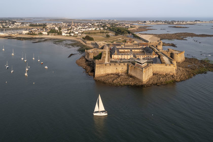 France, Morbihan (56), Port-Louis, la citadelle de Port-Louis remaniée par Vauban à l'entrée de la rade de Lorient, musée de la Compagnie des Indes (vue aérienne)