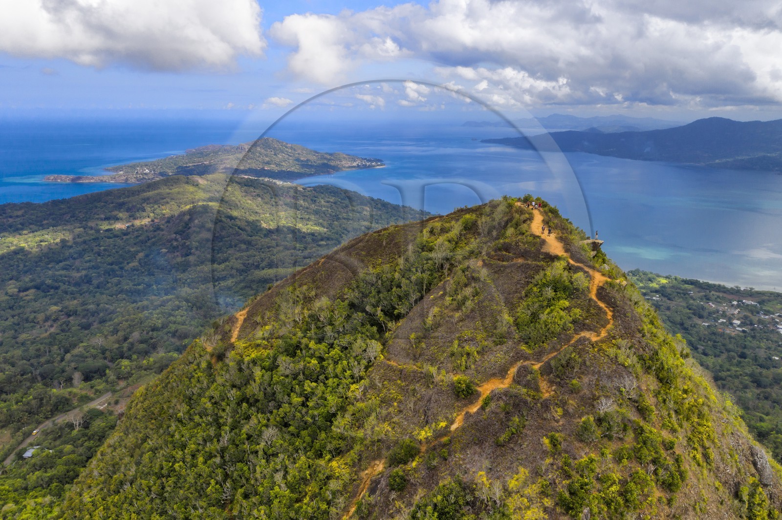 France, Ile de Mayotte, Grande-Terre, Réserve Forestière des Cretes du Sud, randonneurs au sommet du Mont Choungui (594 mètres) et la Baie de Bouéni en arrière plan (vue aérienne)