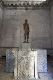 Croatie, Dalmatie, cote dalmate, Split, vieille ville romaine classée Patrimoine Mondial de l'UNESCO, palais de Dioclétien, le temple de Jupiter transformé en baptistère au VIIème siècle, statue de Saint Jean Baptiste par Ivan Mestrovic