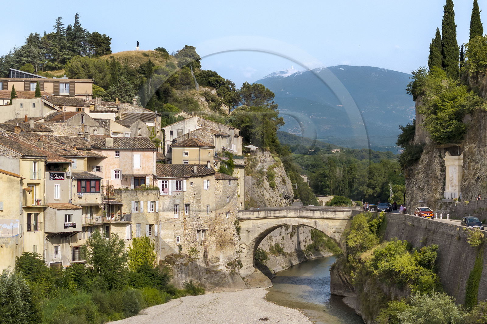 France, Vaucluse (84), Vaison-la-Romaine, le pont romain sur l'Ouvèze datant du 1er siècle apr. J.-C. qui relie la ville basse et la ville médiévale, le Mont Ventoux en arrière-plan (vue aérienne)