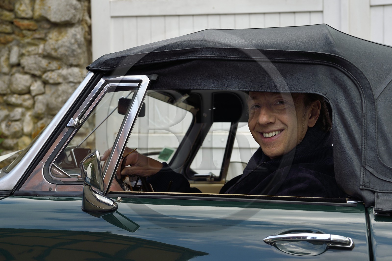 France, Yvelines (78), Montchauvet, tournage pour la télévision du Village Préféré des Français avec Stéphane Bern, Stéphane Bern au volant d'une MG cabriolet
