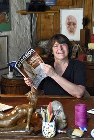 France, Paris (75), la journaliste (critique d'art et grand reporter) et historienne d’art Françoise Monnin chez elle rue Maison Dieu