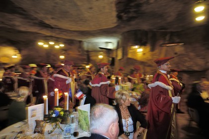 France, Indre et Loire (37), Chinon, les Caves Painctes, confrérie des bons entonneurs rabelaisiens lors du Chapitre de la Fleur