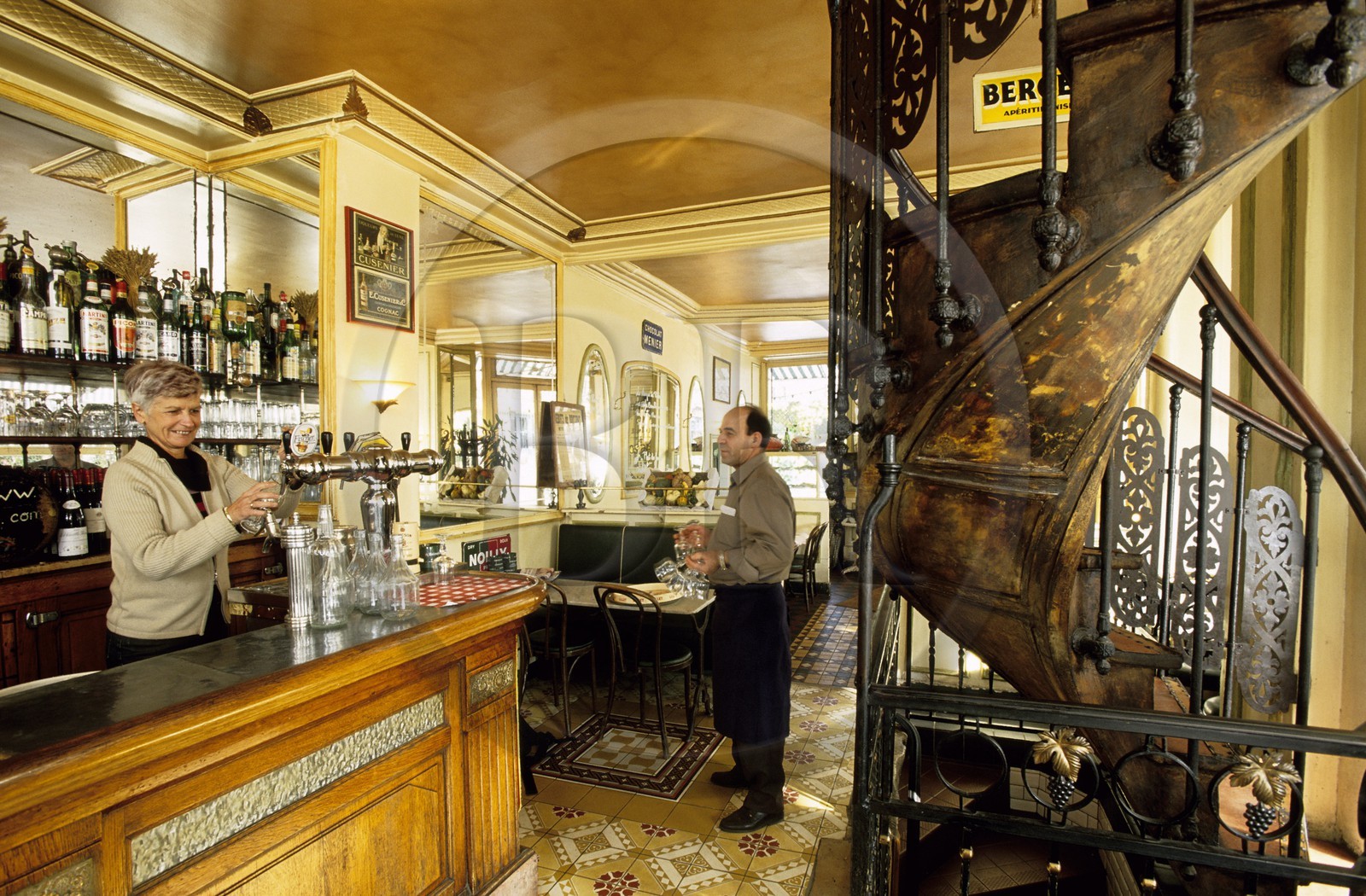 France, Paris (75), ambiance rétro, au restaurant brasserie du pont Louis-Philippe