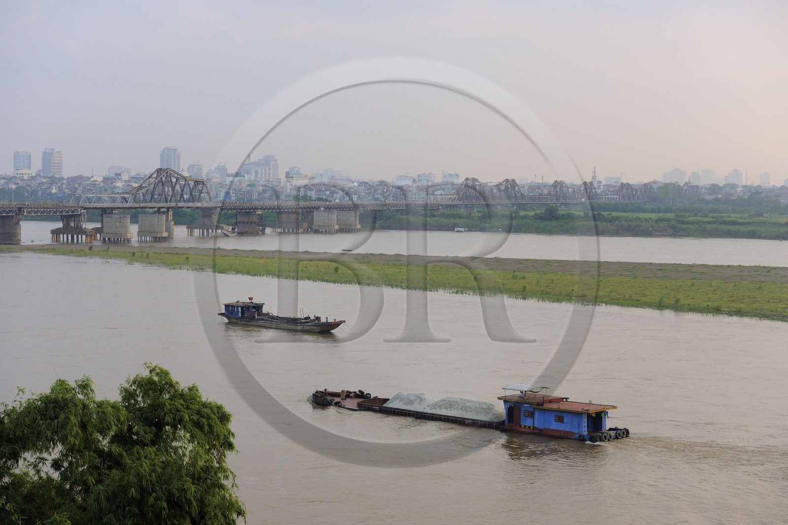 Vietnam, Hanoï, le Fleuve Rouge et le Pont Long Bien anciennement pont Paul Doumer