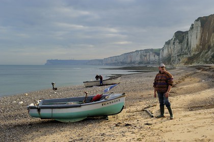 France, Seine-Maritime (76), Côte d'Albâtre, Yport, port d'echouage sur la plage, barques de pêche