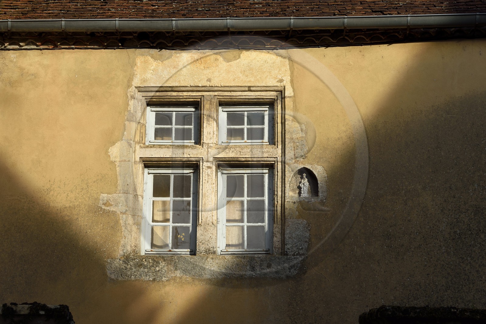 France, Dordogne (24), Périgord Noir, vallée de la Dordogne, Limeuil, labellisé Les Plus Beaux Villages de France, à la confluence de la Dordogne et de la Vézère, fenetre à meneaux