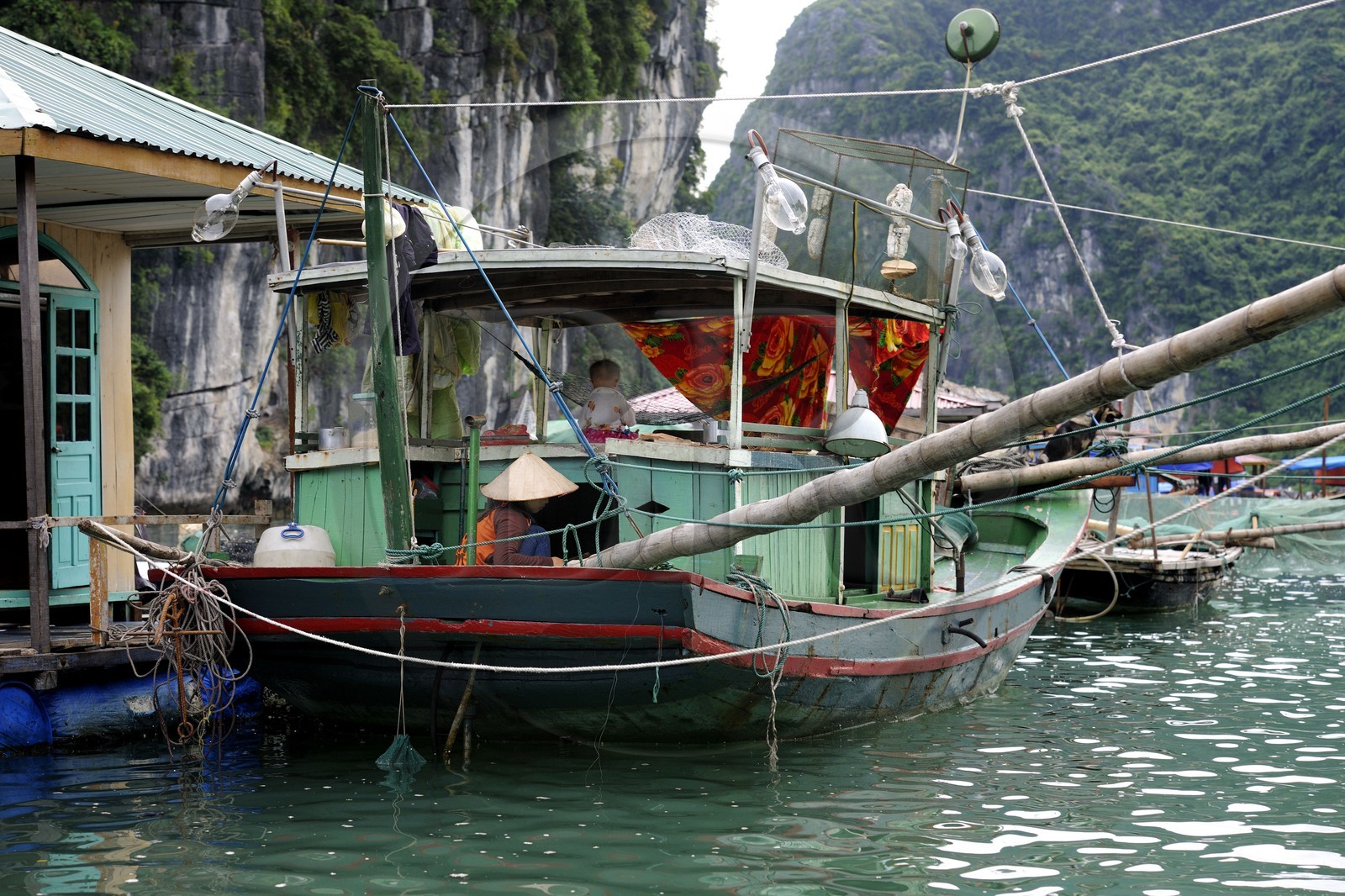 Vietnam, province de Quang Ninh, la Baie d'Halong classée Patrimoine Mondial de l'UNESCO, village flottant de pêcheurs de Vong Vieng