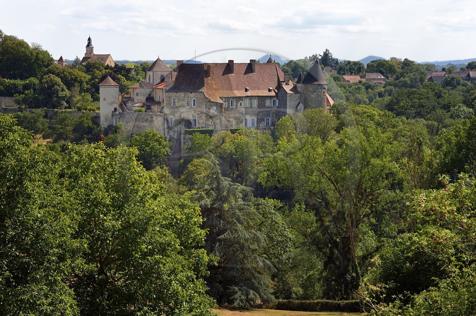 France, Allier (03), ancienne province du Bourbonnais, Chantelle, abbaye bénédictine Saint-Vincent et ancienne place forte appartenant à la famille de Bourbon, chemin de Saint-Jacques de Compostelle