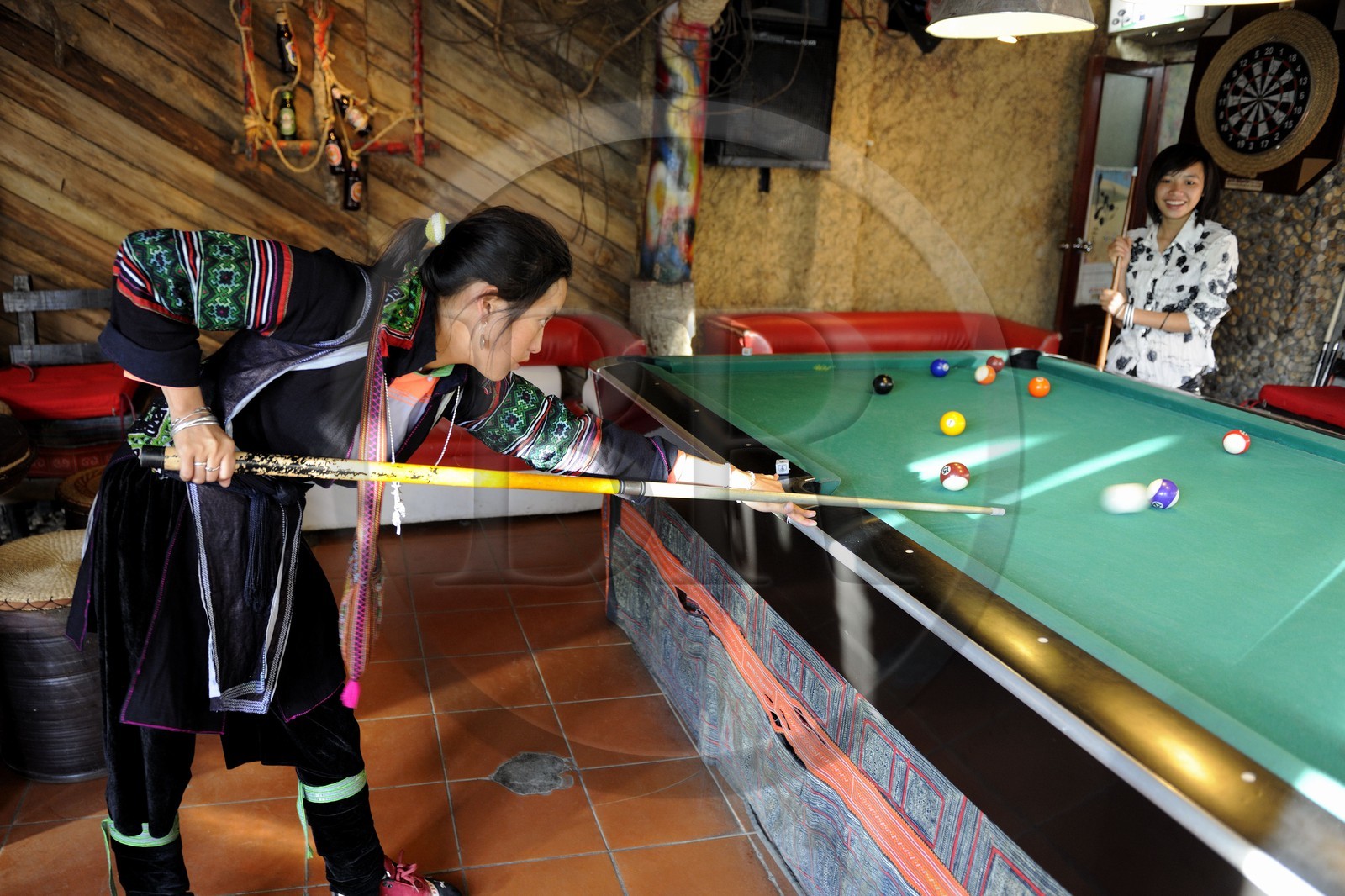 Vietnam, province de Lao Cai, ville de Sapa, jeunes filles de la minorité Hmong Noir jouant au billard