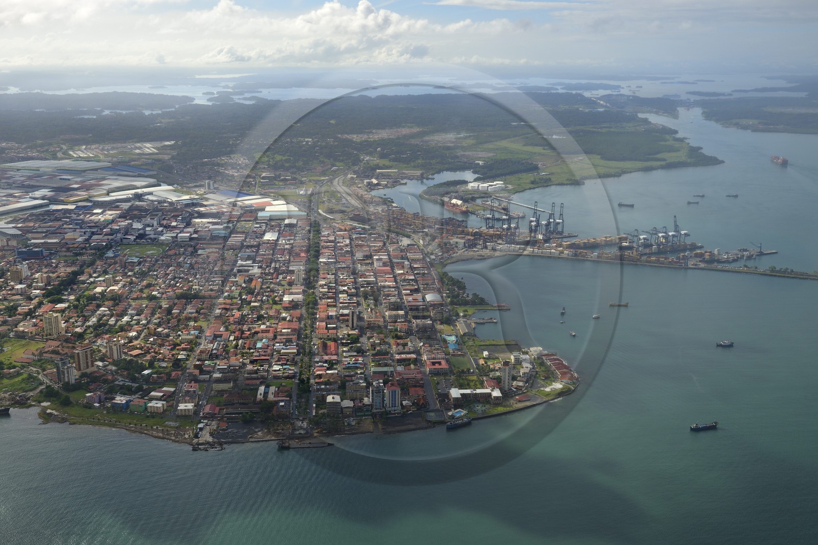 Panama, province de Colon, la ville de colon dans la baie Limon (Bahia Limon) à la sortie du Canal de Panama coté Atlantique en arrière plan à droite, les immenses hangars correspondent à la Zone franche de Colon (vue aérienne)