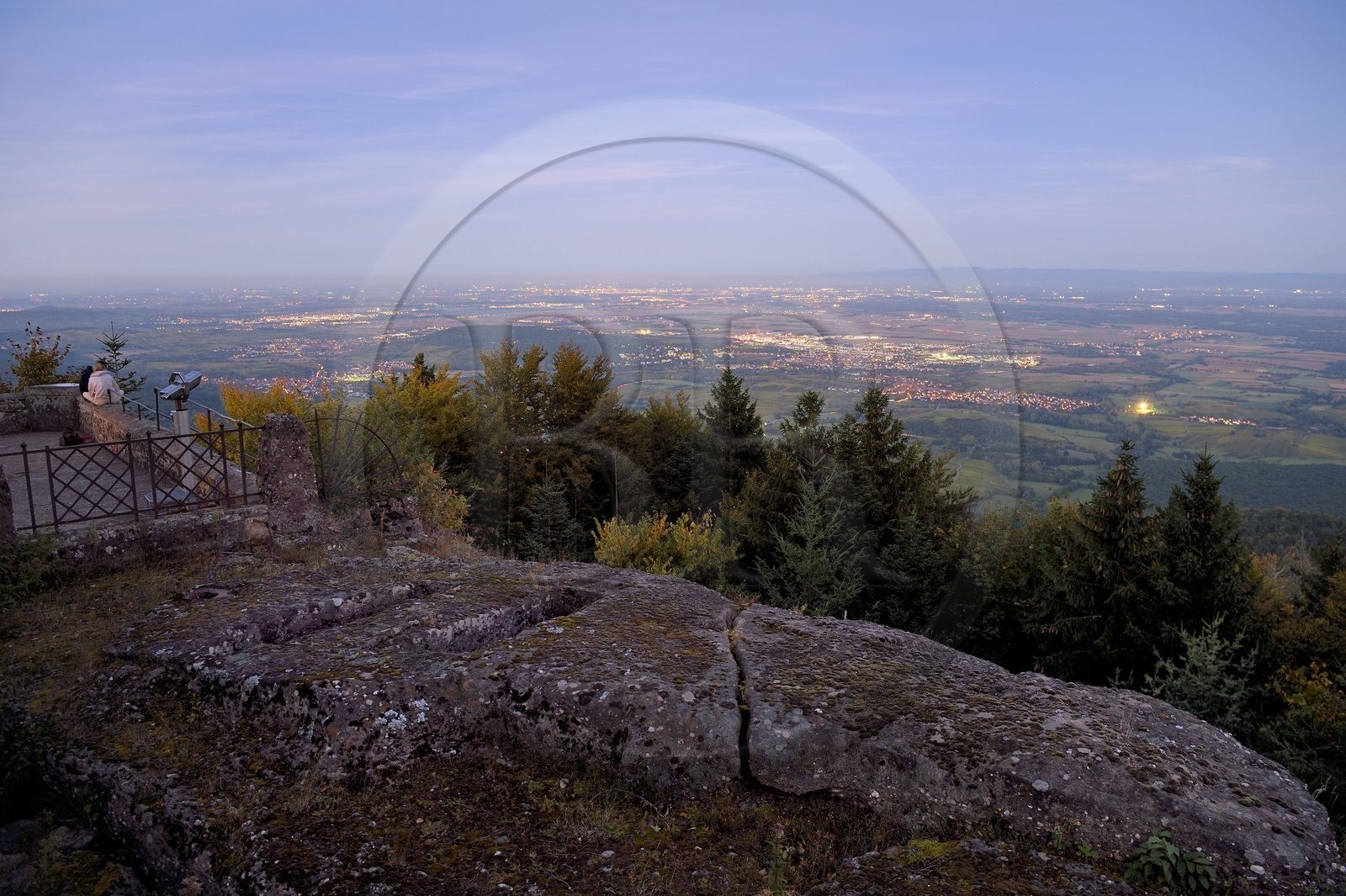 France, Bas-Rhin (67), Mont Saint-Odile, abbaye de Hohenbourg encore appelée couvent du Mont-Sainte-Odile, anciennes tombes mérovingiennes creusées dans le rocher au pied de la chapelle des Larmes face à la plaine d'Alsace