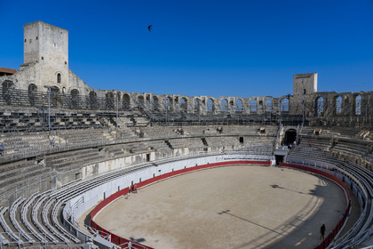 France, Bouches-du-Rhône (13), Arles, les Arènes, amphithéatre romain construit vers 80-90 apr. J.-C., classé Patrimoine Mondial de l'UNESCO, deux des trois tours restantes sur quatre construites pour en faire une forteresse après la chute de l'empire romain