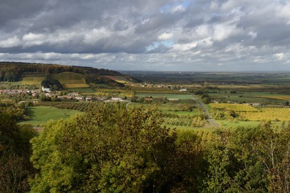 France, Meuse (55), Parc régional de Lorraine, Cotes de Meuse, le village de Viéville-sous-les-Côtes et la plaine de la Woëvre