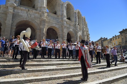 France, Bouches-du-Rhône (13), Arles, la course camarguaise  de la Cocarde d'Or aux Arènes, amphithéâtre romain de 80-90 après JC, classé Patrimoine Mondial de l'UNESCO, la fanfare