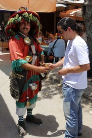 Maroc, région de l'Oriental, Oujda, marchand d'eau dans le souk de la médina