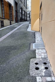 France, Puy-de-Dôme (63), Clermont-Ferrand, pierre à trous à la sortie d'un puit d'aération des galeries sous-terraines en tuf