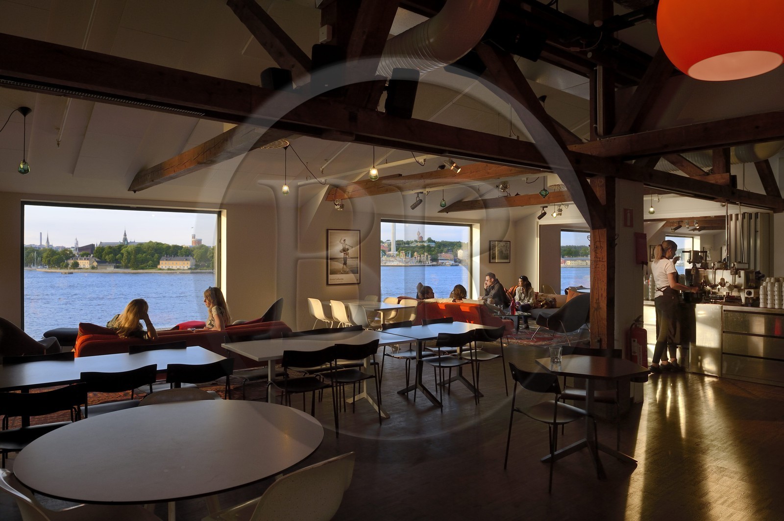 Suède, Stockholm, île de Södermalm, le Musée de la photographie Fotografiska, le bar au dernier étage offre l'une des plus belles vues sur la ville