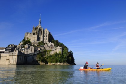 France, Manche (50), Mont-Saint-Michel côté Est à marée haute, classé Patrimoine Mondial de l'UNESCO, traversée de la Baie du Mont-Saint-Michel en kayak (www.seakayak-fr.com)