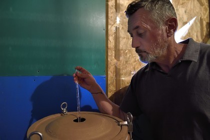 France, Ile de la Reunion, La Saline, La Part des Anges Distillation, rhum de canne rose de 72° à 75° élevé en amphore de terre cuite, rhum fabriqué comme une eau de vie de canne à sucre, prélèvement pour pesée d'alcool