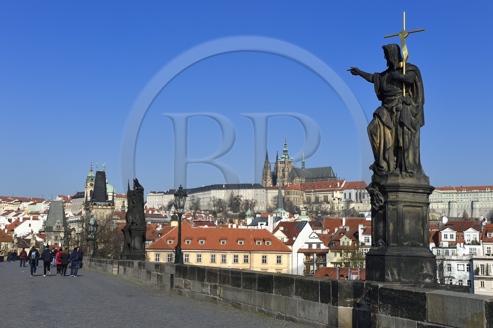 République Tchèque, Prague, centre historique classé Patrimoine Mondial de l' UNESCO, statue de St Jean Baptiste sur le pont Charles (Karluv Most) et la cathédrale Saint-Guy surplombant le chateau Royal en arrière plan