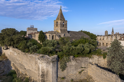 France, Bouches-du-Rhône (13), Arles, les remparts classés Patrimoine Mondial de l'UNESCO, vestiges des murs d'enceinte de l'ancien castrum de la colonie romaine d'Arelate datant du Ier siècle et l'église Notre-Dame-de-la-Major (vue aérienne)