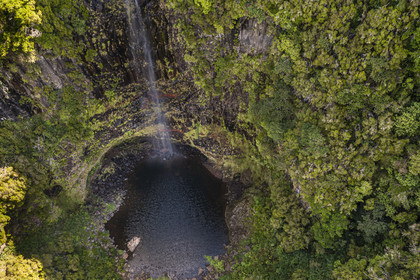 Portugal, Ile de Madère, randonnée dans La forêt de Rabaçal par la levada do Alecrim, cascade de Lagoa do Vento de 80 mètres de haut (vue aérienne)