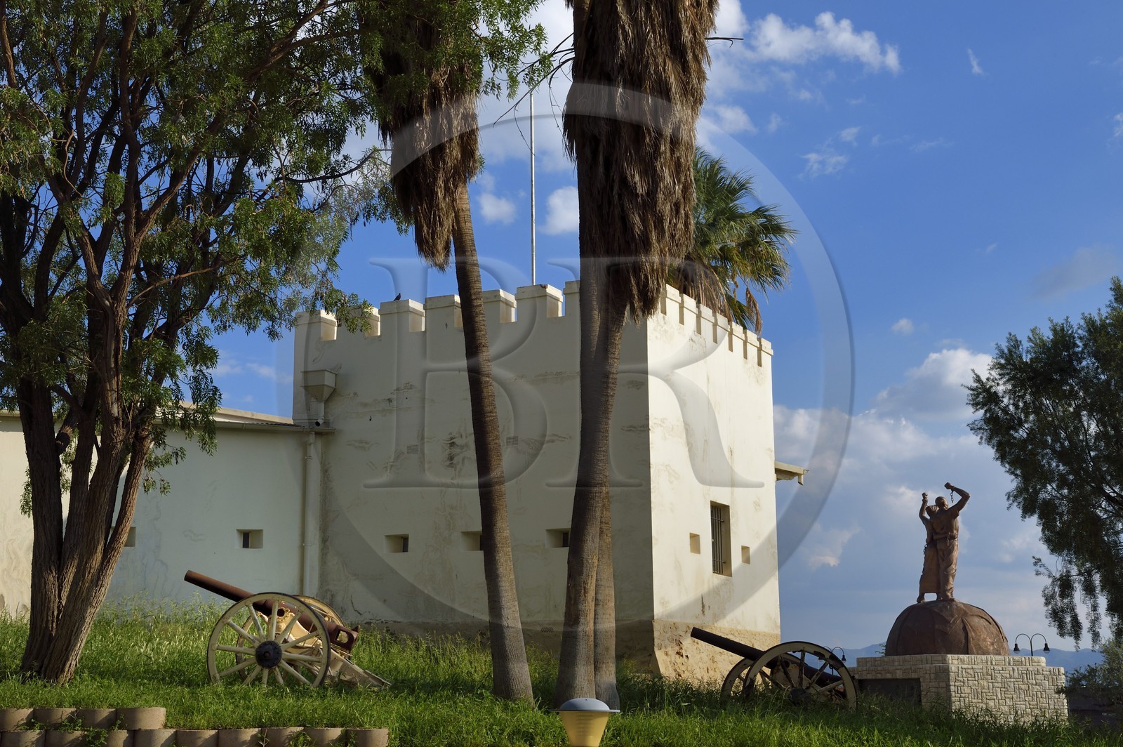 Namibie, région de Khomas, Windhoek, Alte Feste (Old Fortress) a servi de quartier général de la Schutztruppe impériale allemande, la Liberation statue Their Blood Waters Our Freedom en arrière plan
