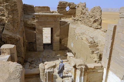 Egypte, désert libyque, El-Dush au sud de l'oasis de Kharga, le temple de l'époque Ptolémaique dédié à Isis et Osiris dans le fort romain