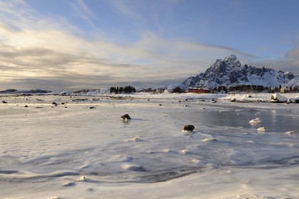 Norvège, Nordland, Iles Lofoten, paysage d'une baie gelée en hiver sur l'Ile de Vagan