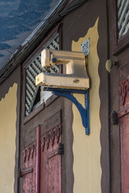 France, Guyane, Cayenne, rue Christophe Colomb dans la vieille ville, machine à coudre emblème de l'atelier de couture dans une maison traditionnelle de style colonial