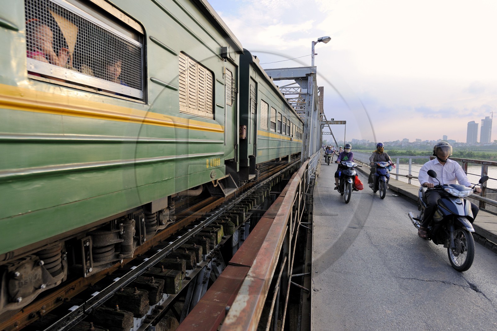 Vietnam, Hanoï, Pont Long Bien anciennement pont Paul Doumer est reservé à la circulation des trains, des deux-roues et des piétons