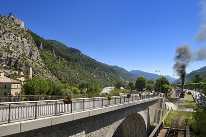 France, Alpes-de-Haute-Provence (04), cité médiévale d'Entrevaux fortifiée par Vauban, le Train des Pignes sous la citadelle