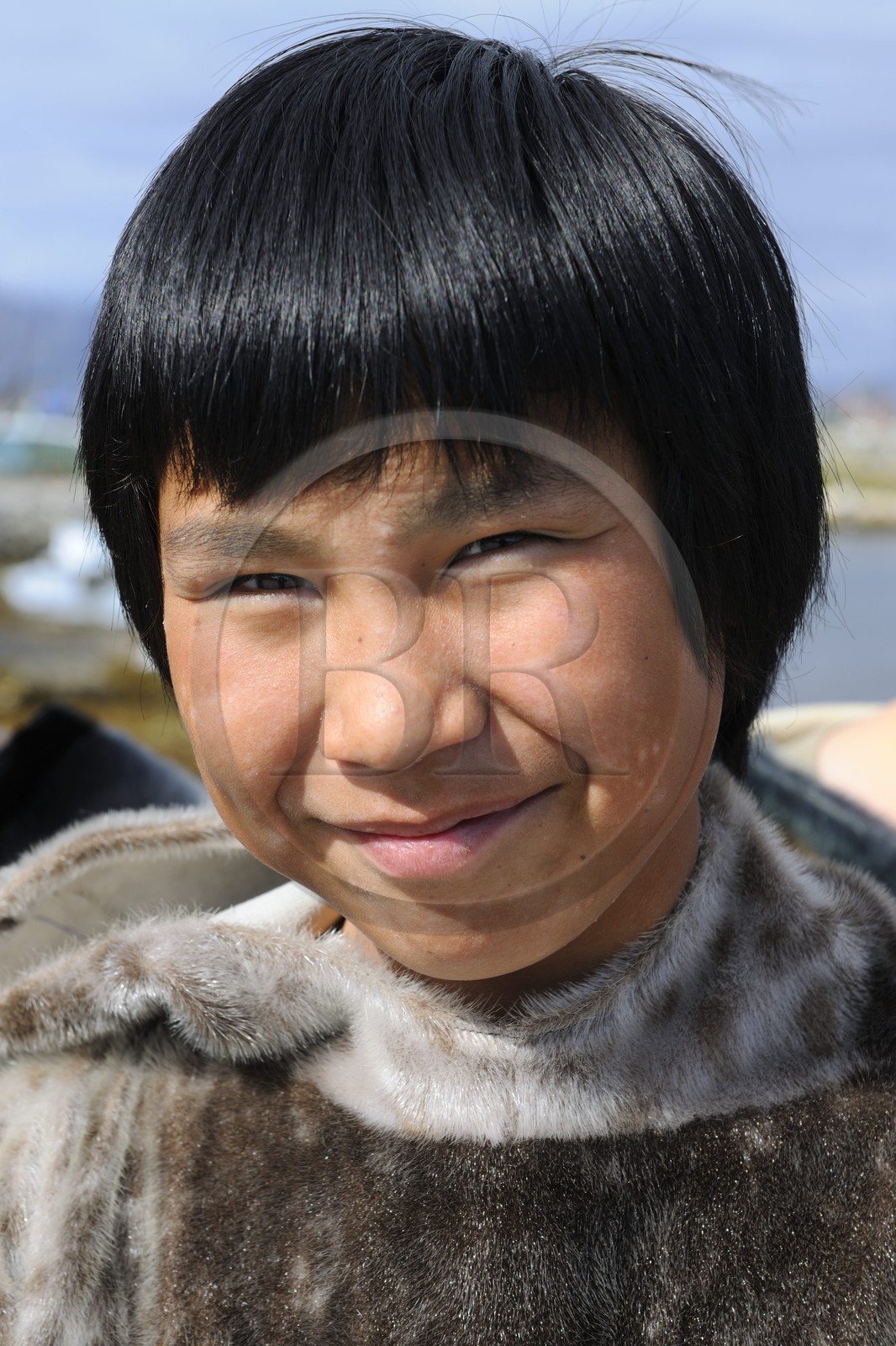 Groenland, ville de Nanortalik, jeune garçon Inuit en vêtements traditionnels en peau de phoque