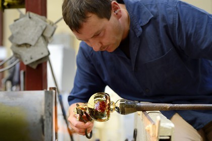 France, Moselle (57), Saint-Louis-les-Bitche, la Cristallerie Saint-Louis, façonnage d'un élément de cristal chaud, une des nombreuses étapes de la réalisation d'une boule presse-papiers