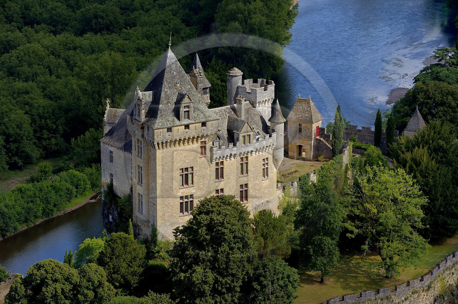 France, Dordogne (24), Périgord Noir, vallée de la Dordogne, Vitrac, le chateau de Montfort surplombant la Dordogne (vue aérienne)