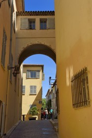 France, Alpes-Maritimes, Antibes, rue des Arceaux in Old Town