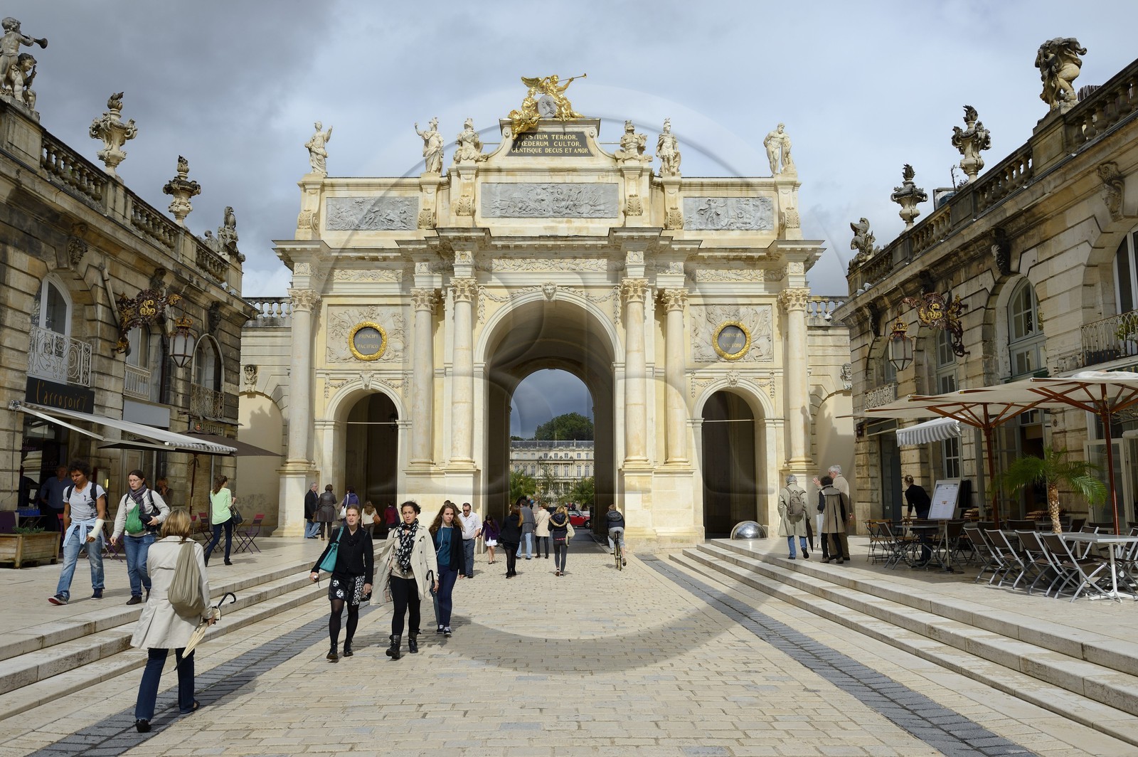 France, Meurthe-et-Moselle (54), Nancy, place Stanislas (ancienne Place Royale) construite par Stanislas Leszczynski, roi de Pologne et dernier duc de Lorraine au XVIIIe siècle, classée Patrimoine Mondial de l'UNESCO, l'Arc de Triomphe (la Porte Héré)