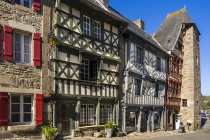 France, Côtes-d'Armor (22), Tréguier, facade de maison à pans de bois typique du Trégor en bas de la rue Ernest Renan