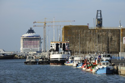 France, Loire-Atlantique (44), port de Saint-Nazaire, l'entrée Est du bassin et l'écluse bunker qui abrite le sous-marin Espadon