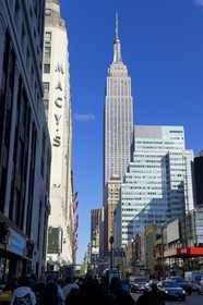 Etats-Unis, New York, Manhattan, Midtown, l'Empire State Building dans 34th Street et la facade du grand magasin Macy's